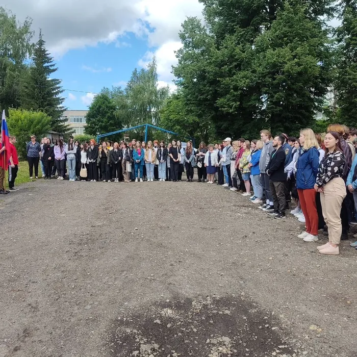 Торжественная линейка, посвященная Дню России.