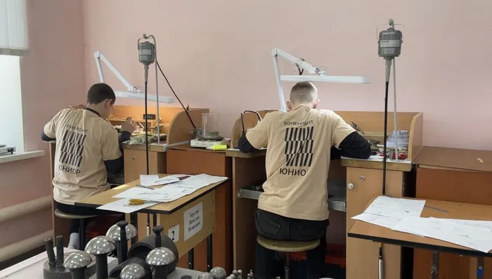 Участники за работой 1