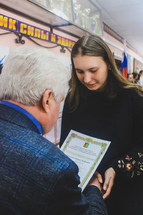 Торжественная линейка, посвященная Международному женскому дню 8 марта.