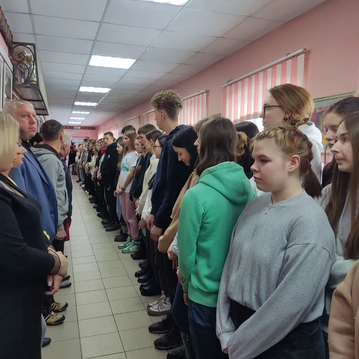 торжественная линейка, посвящённая Дню защитника Отечества.