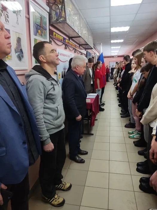 торжественная линейка, посвящённая Дню защитника Отечества.