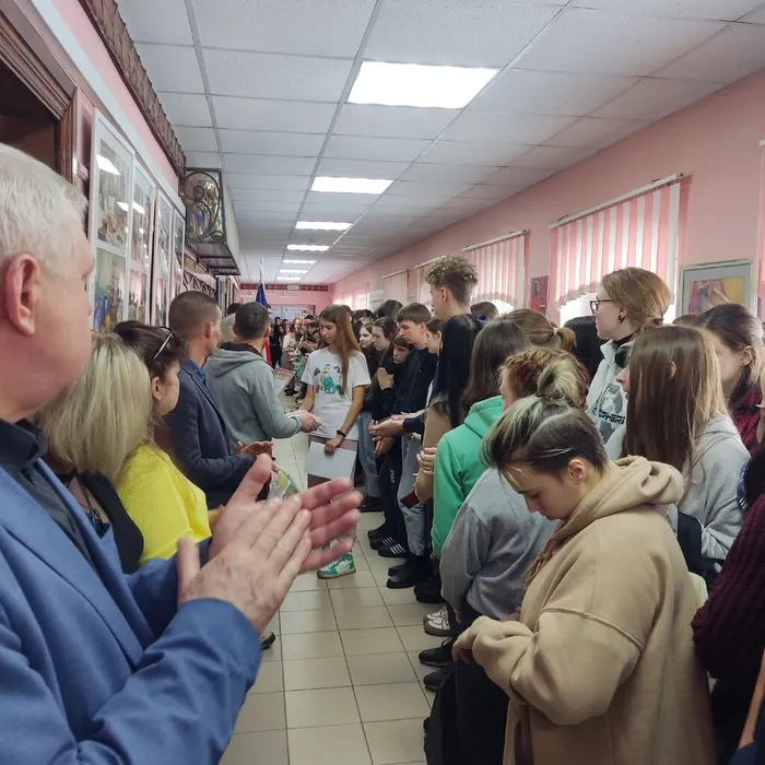 торжественная линейка, посвящённая Дню защитника Отечества.