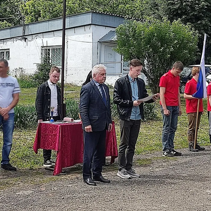 Торжественная линейка, посвященная Дню России.