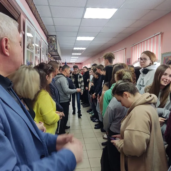 торжественная линейка, посвящённая Дню защитника Отечества.