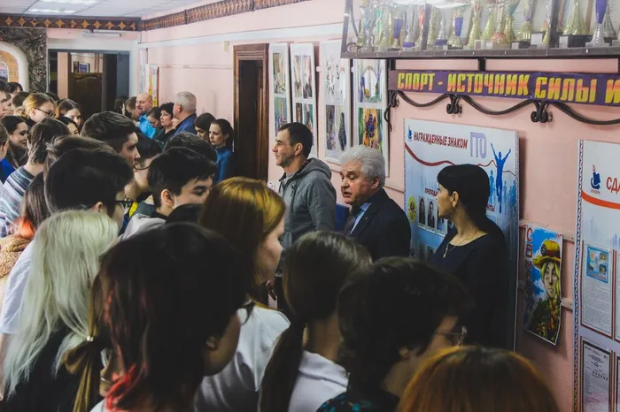 Торжественная линейка, посвященная Международному женскому дню 8 марта.