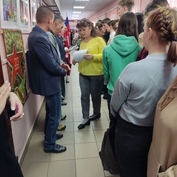 торжественная линейка, посвящённая Дню защитника Отечества.