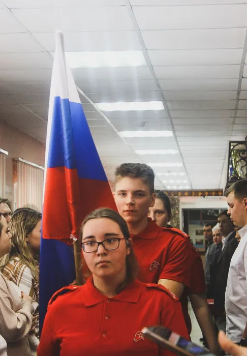 Торжественная линейка, посвященная Международному женскому дню 8 марта.